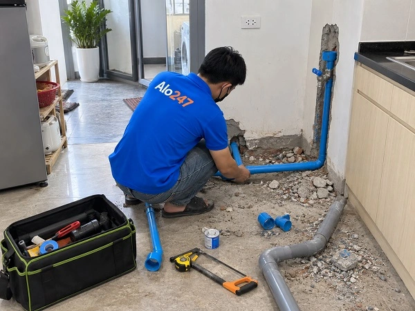 Thợ alo247 đang sửa chữa đường ống nước tại nhà