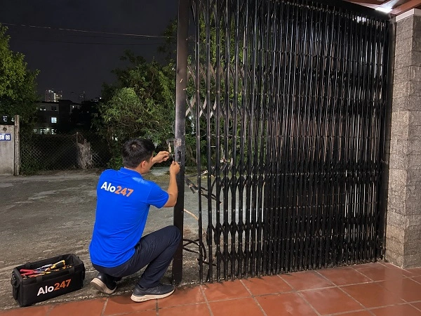 Thợ alo247 đang sửa nan cửa kéo sắt tại nhà