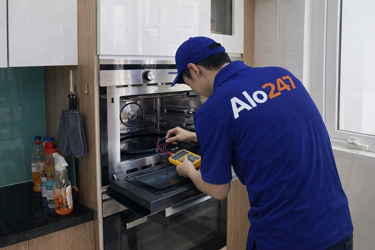 Thợ alo247 kiểm tra lò nướng bị báo lỗi E