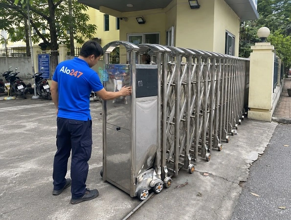 Thợ alo247 kiểm tra lỗi trước khi sửa chữa cửa kéo