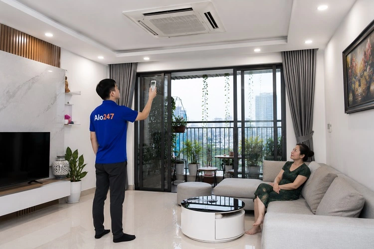Thợ alo247 kiểm tra sau khi sửa điều hoà tại Từ Liêm