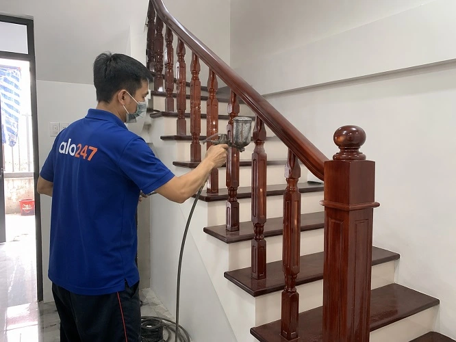 Thợ alo247 sơn lại cầu thang gỗ