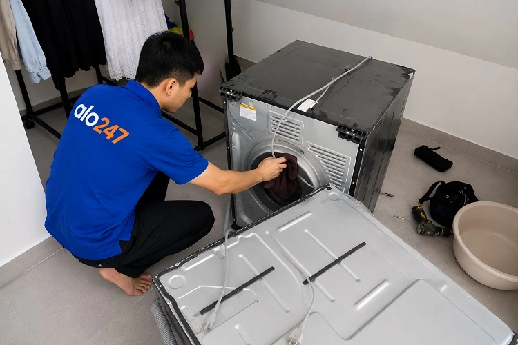 Thợ alo247 tháo máy để vệ sinh máy giặt