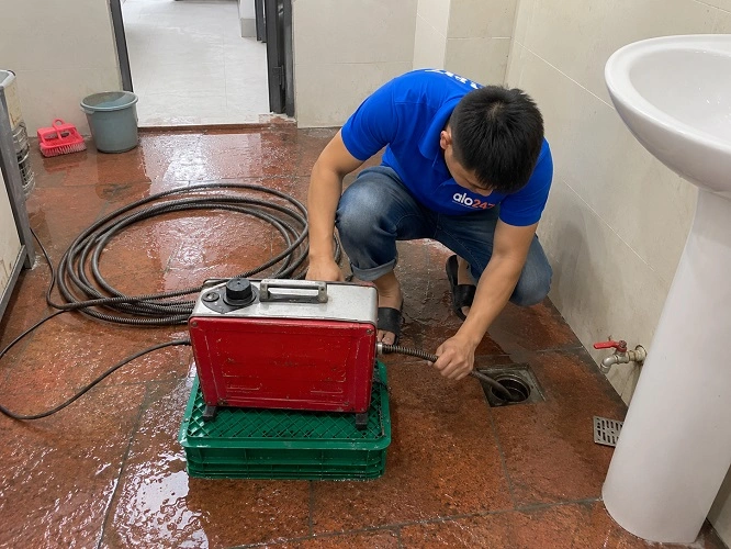 Thợ alo247 thông tắc cống nhà vệ sinh tại Hai Bà Trưng