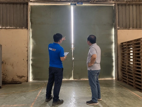 Thợ alo247 tư vấn cho khách hàng phương án khắc phục cửa