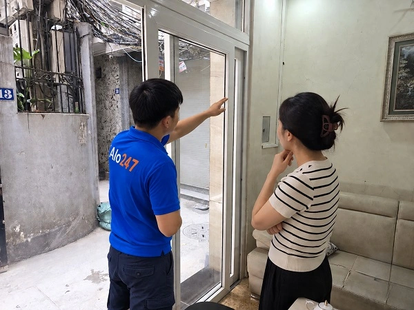 Thợ alo247 tư vấn phương án cho khách hàng trước khi sửa chữa