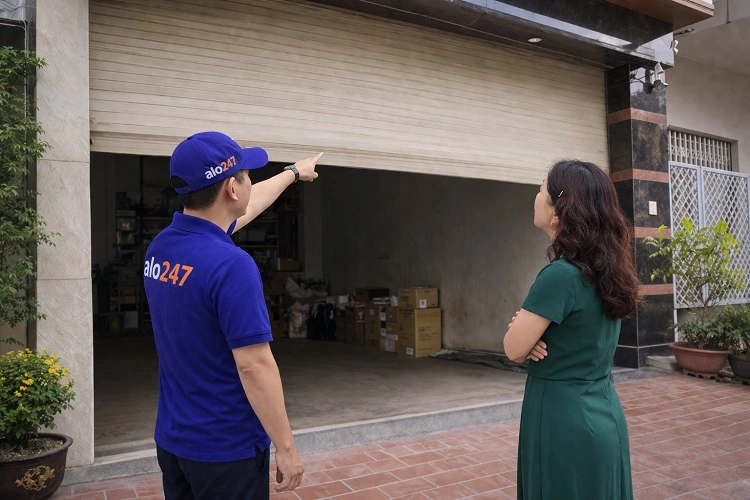 Thợ kiểm tra tình trạng cửa cuốn bị kẹt