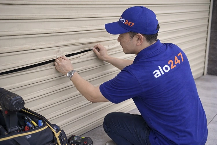 Thợ sửa nan cửa bị xô lệch