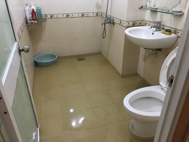 Tình trạng cống thoát sàn nhà tắm bị tắc gây nghẹt ngập nước