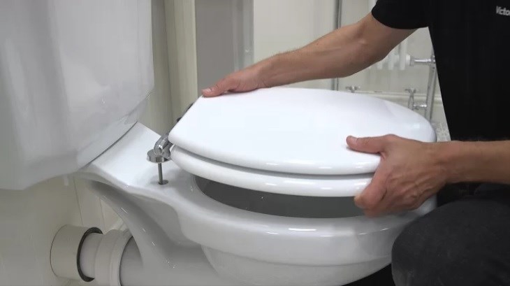 dịch vụ thay nắp bồn cầu tại nhà