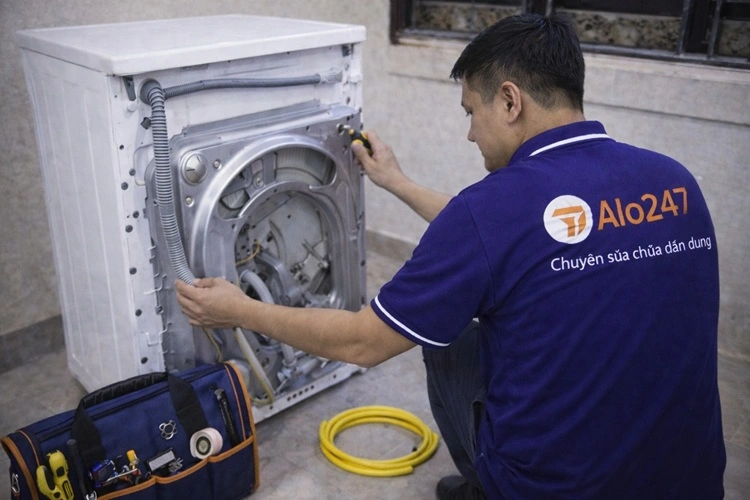 thợ alo247 đang sửa máy giặt