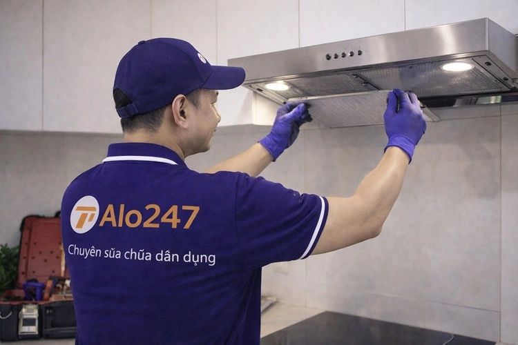 thợ alo247 đang sửa máy hút mùi