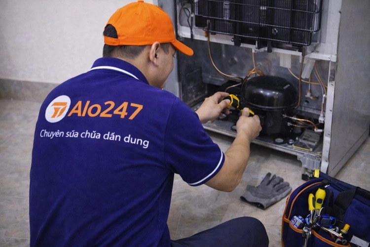 thợ alo247 đang tháo lốc tủ lạnh