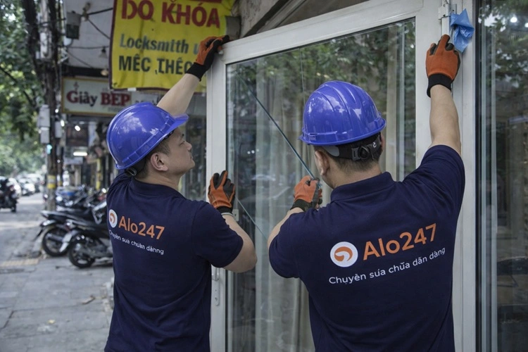 thợ alo247 đang thay kính cửa nhựa lõi thép