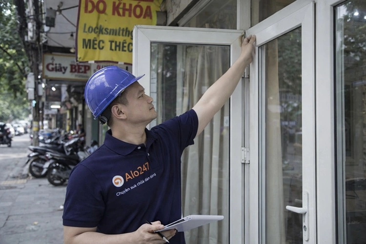 thợ alo247 kiểm tra cửa nhựa lõi thép