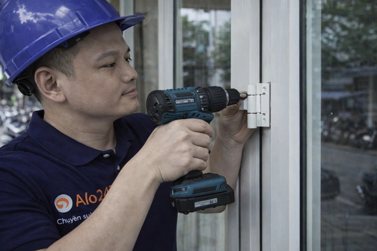 thợ alo247 thay bản lề cửa nhựa lõi thép