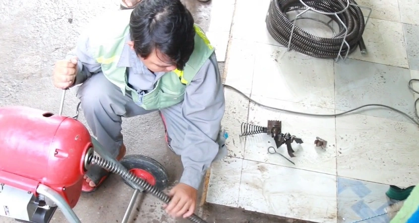 thợ alo247 thông tắc cống bằng lò xo