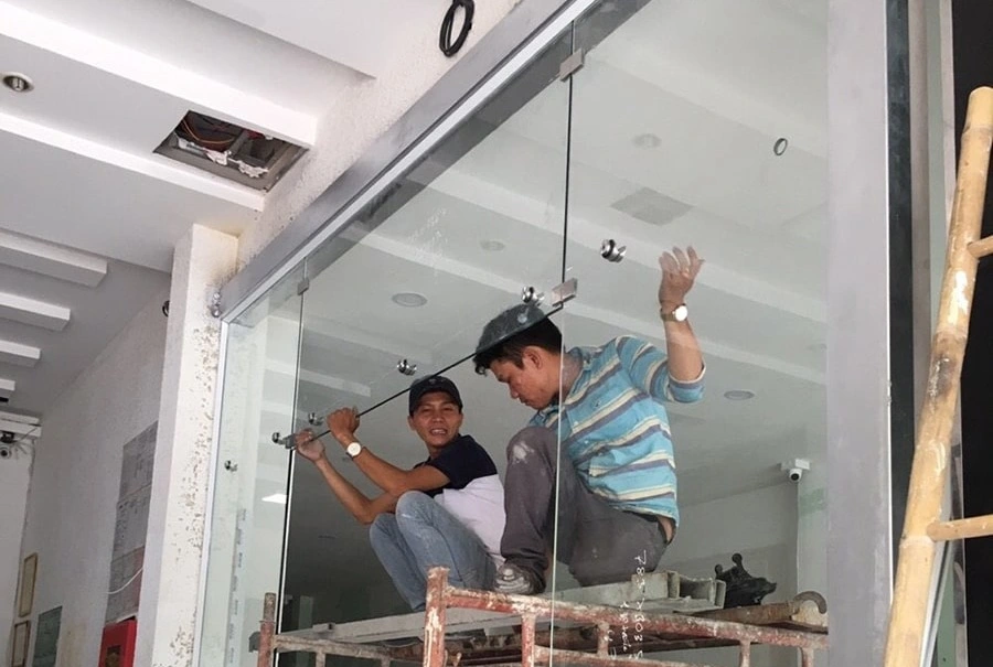thợ lắp đặt cửa kính