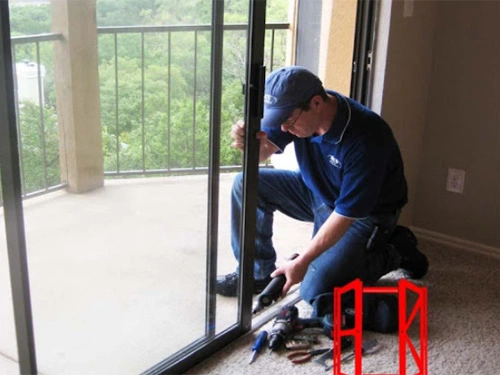 thợ sửa ray trượt cửa kính