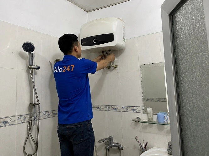 Thợ Alo247 đang sửa chữa bình nóng lạnh tại nhà