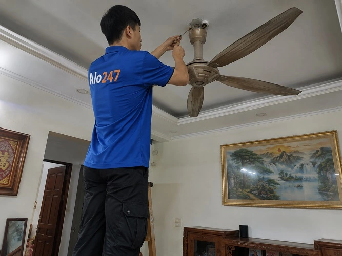 Thợ Alo247 đang sửa quạt trần chạy không ổn định