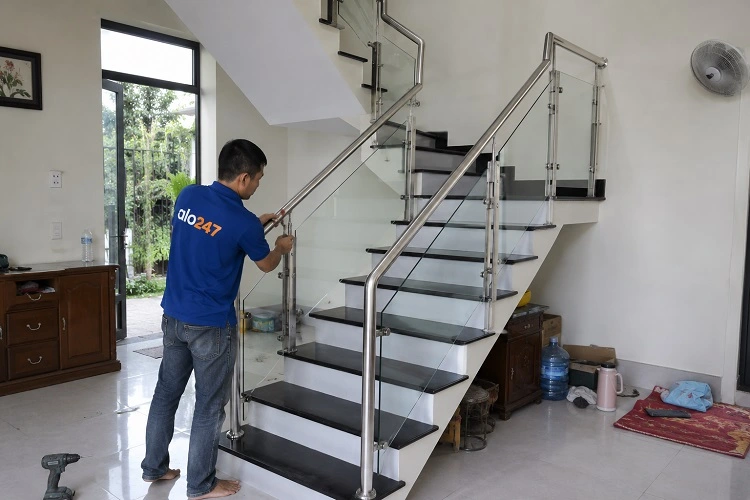 Thợ alo247 Thi công cầu thang inox kết hợp kính