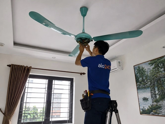 Thợ alo247 đang sửa quạt trần kêu to