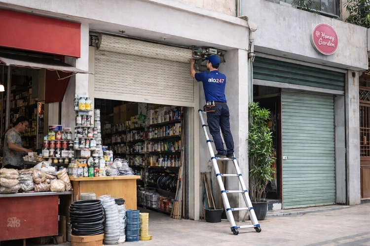 Thợ alo247 sửa chữa cửa cuốn bị kẹt tại Cầu Giấy