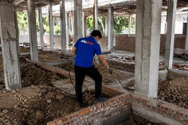 Thợ alo247 thi công chống mối công trình tại Long Biên