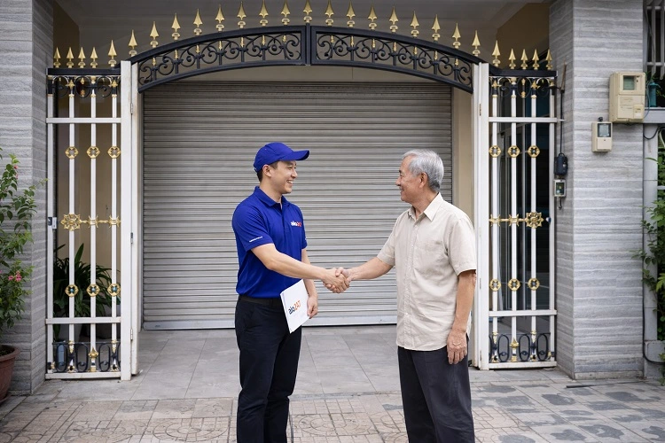 Thợ bàn giao và ký bảo hành dịch vụ