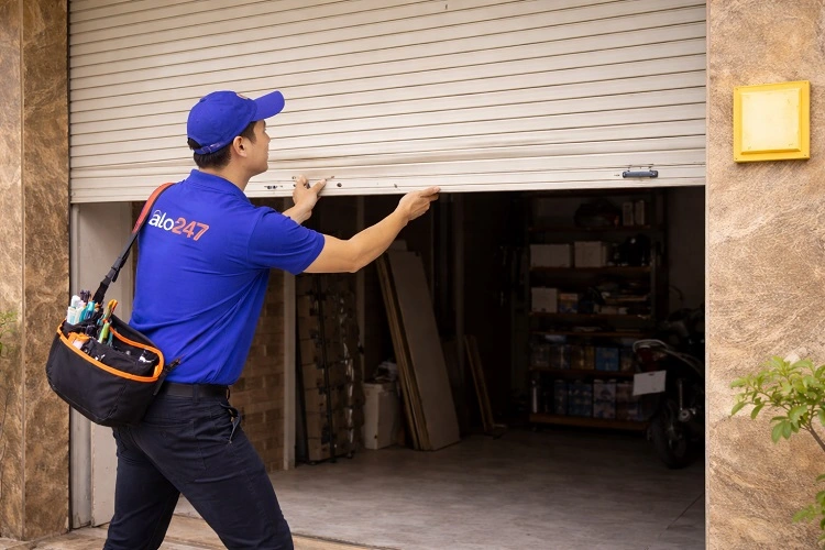 Thợ kiểm tra cửa cuốn bị hỏng