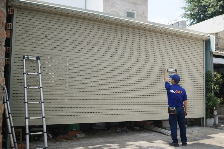 Thợ kiểm tra lỗi cửa cuốn