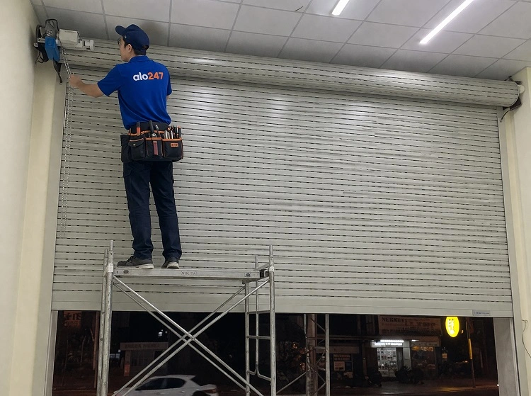 Thợ sửa cửa cuốn cửa cuốn bị kẹt không đóng được tại Hoàng Mai