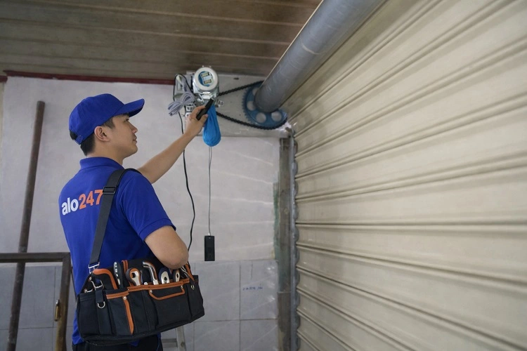 Thợ sửa motor cửa cuốn