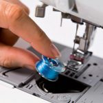 Cách đánh suốt chỉ và gắn chỉ máy may chi tiết