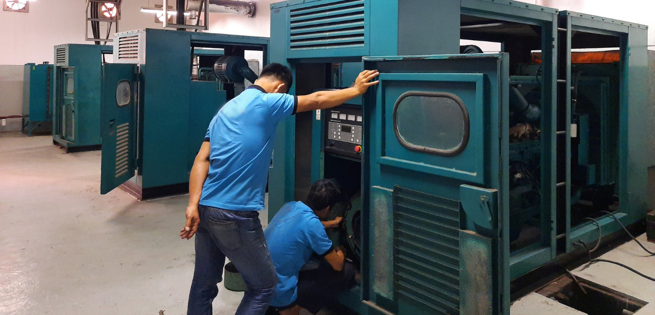 thợ sửa máy phát điện công nghiệp