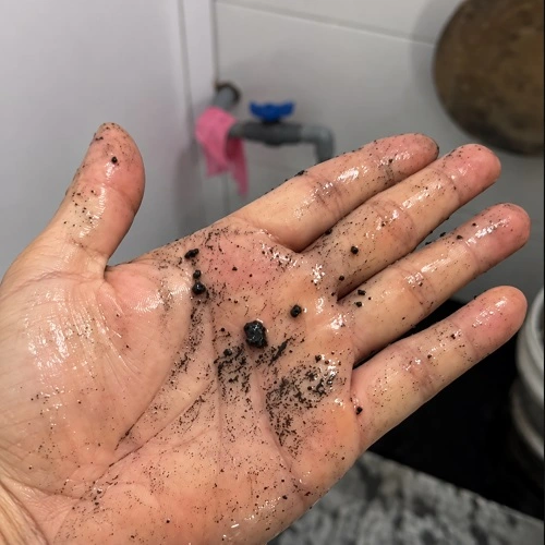 Cặn bẩn tích tụ bên trong ống nước sau thời gian dài sử dụng