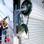Cửa cuốn bị kẹt phải làm sao