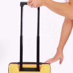 Hướng dẫn cách xử lí khi tay kéo vali bị kẹt