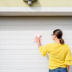 Hướng dẫn vệ sinh bảo dưỡng cửa cuốn tại nhà