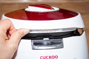 Lẫy nắp nồi cơm điện Cuckoo bị hỏng và cách khắc phục