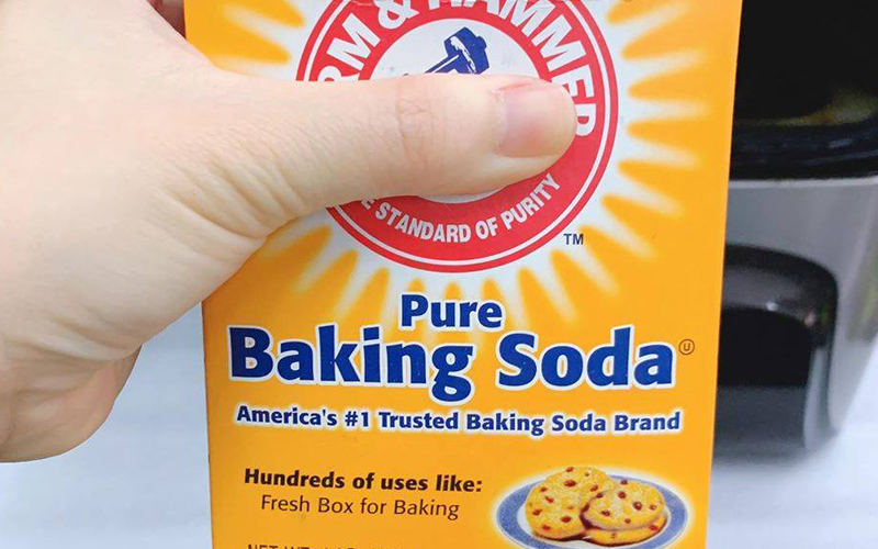 Vệ sinh nồi chiên không dầu bằng baking soda