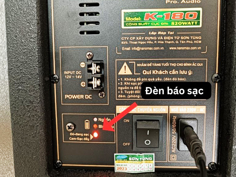 Cách sạc pin loa kéo bằng cáp sạc