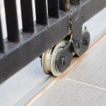 Hướng dẫn cách thay bánh xe cửa sắt tại nhà