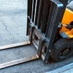 Nguyên nhân xe nâng bị tụt càng và cách khắc phục