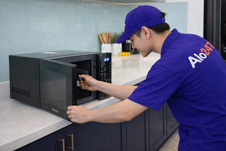 Thợ alo247 kiểm tra lò vi sóng tại nhà khách hàng ở Hà Nội