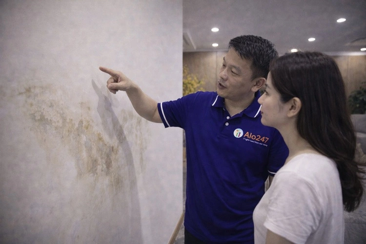 thợ alo247 cùng khách hàng kiểm tra rò rỉ nước trong nhà