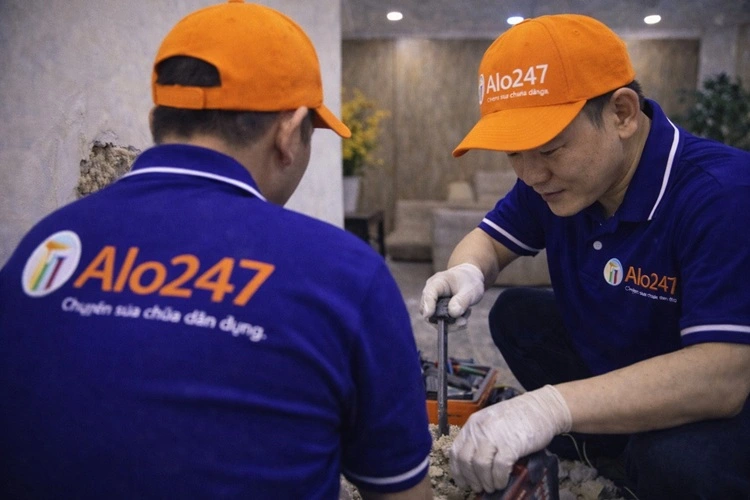 thợ alo247 đục phá tường để sửa đường ống nước bị rò rỉ