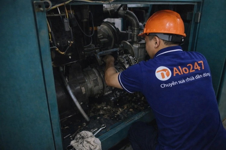 thợ alo247 đang sửa máy nén khí trục vít
