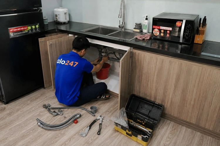 Thợ alo247 đang sửa đường nước bồn rửa bát tại Gia Lâm